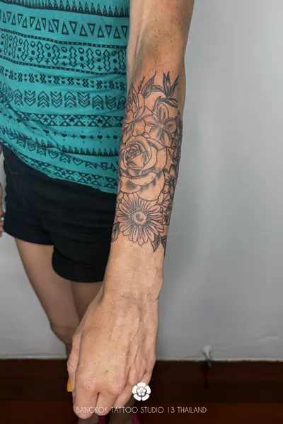 blackwork-tattoo-sunflower-rose-thailand