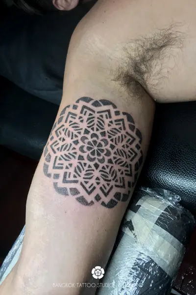 mandala-tattoo-dotwork-geometric
