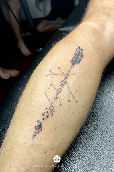 geometry-tattoo-arrow-constellation-leg-men