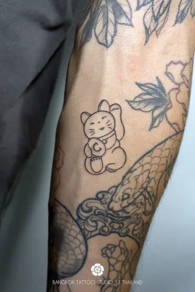minimalist-fantasy-lucky-cat-manekineko-tattoo-bangkok