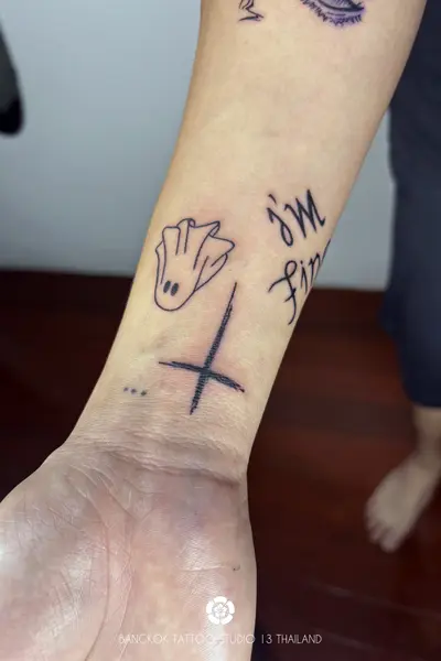 minimalsit-tattoo-cross-wrist
