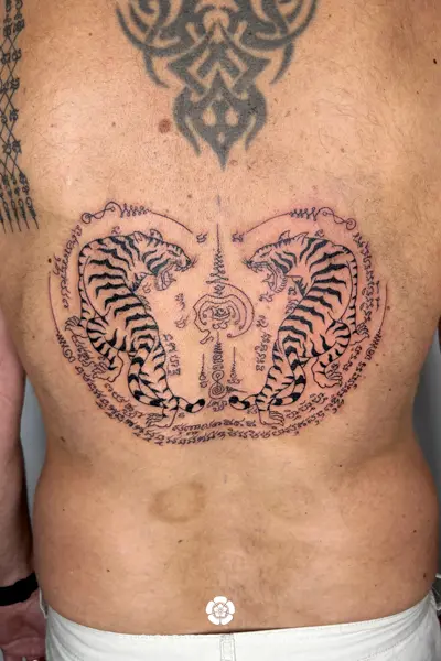 sak-yant-2-tigers-modern-design-tattoo