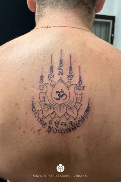 sak-yant-tattoo-lotus-back-men