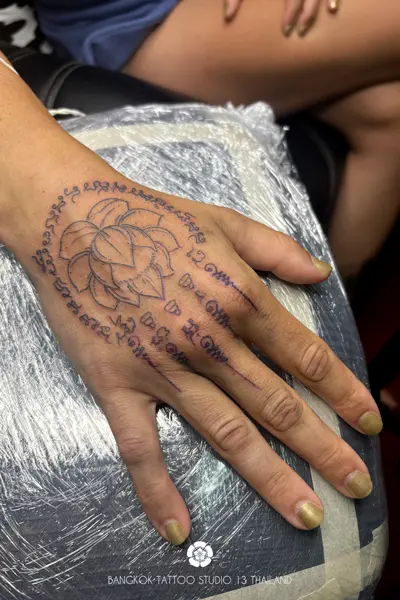 sak-yant-tattoo-lotus-hand-women