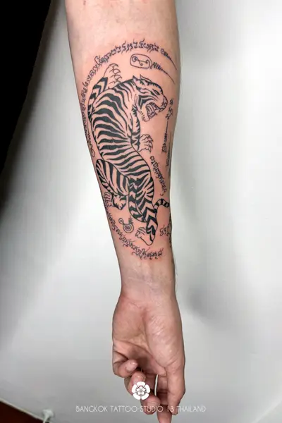 sak-yant-thai-tattoo-tiger-arm-men