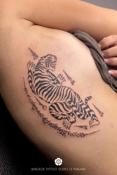 sak-yant-thai-tattoo-tiger-ribs-woman